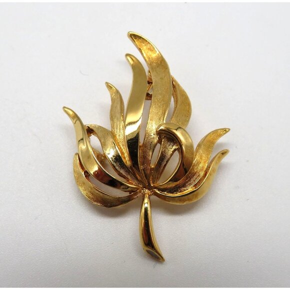 Vintage Leaf Brooch Gold Tone Brushed Polished Pin - Picture 1 of 10